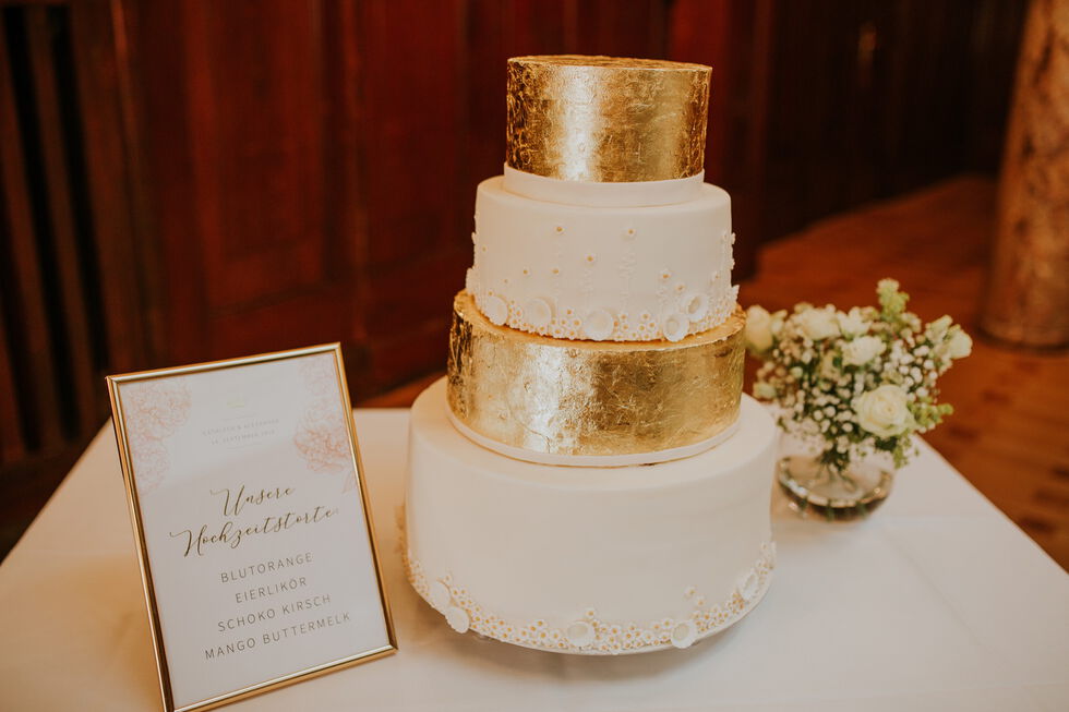 Hochzeitsdesign mit Papeterie und Hochzeitstorte